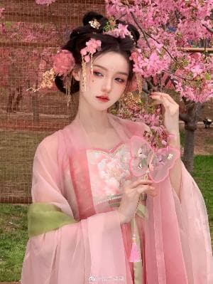 Tay Áo Lụa Thoảng Hương